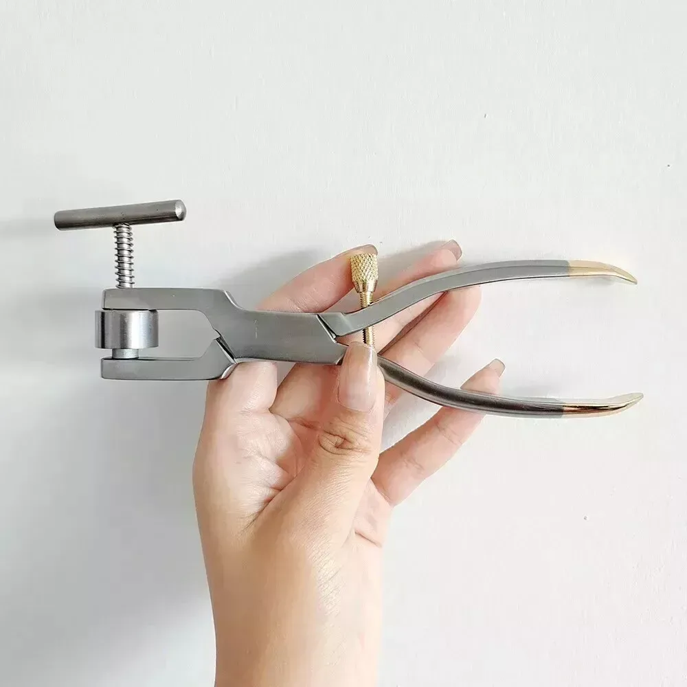 Hand-operated bone-crushing plier with a T-shaped adjustment screw and round chamber